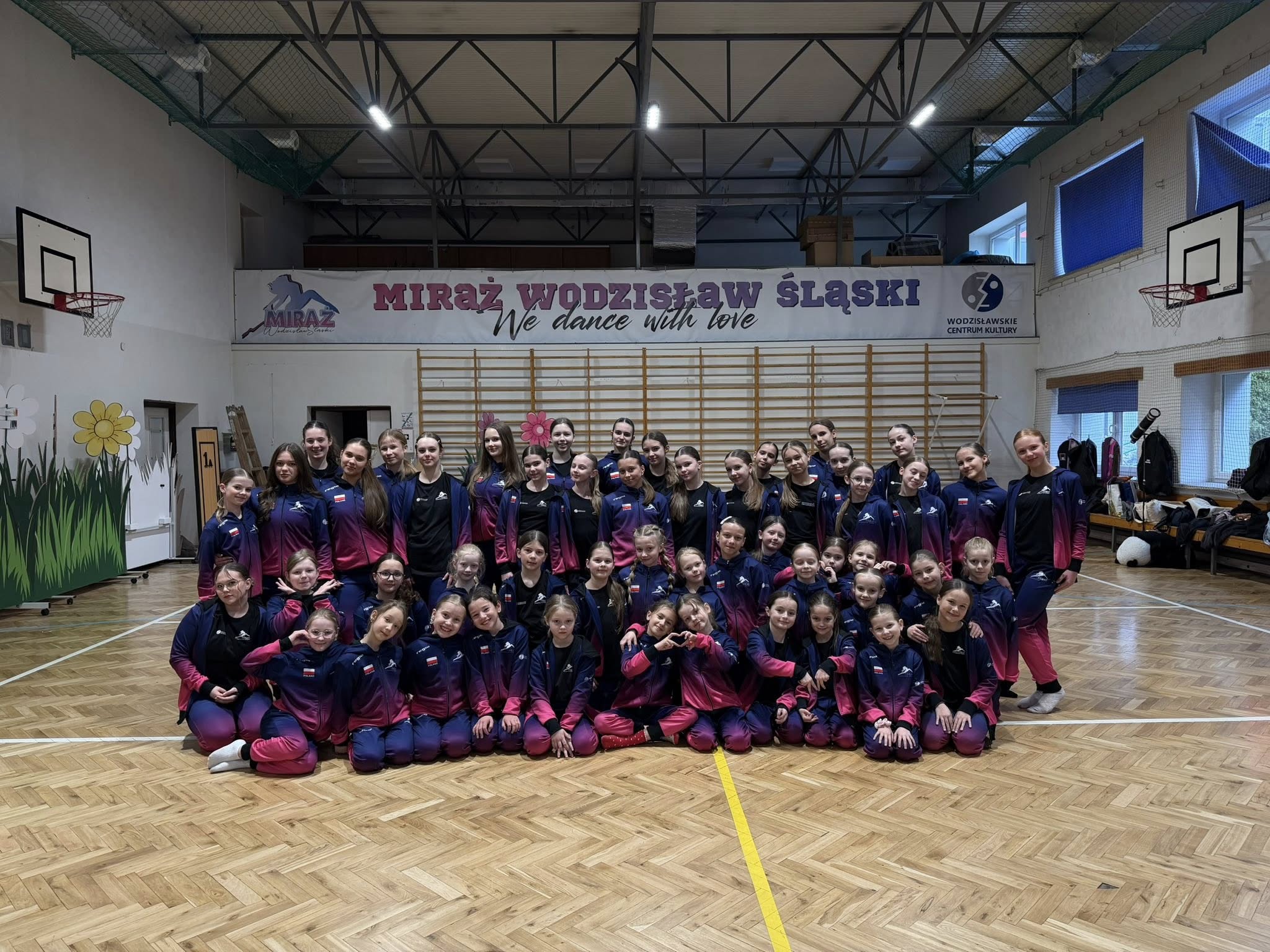 zesp&oacute;ł siedzący na&nbsp;sali gimnatycznej