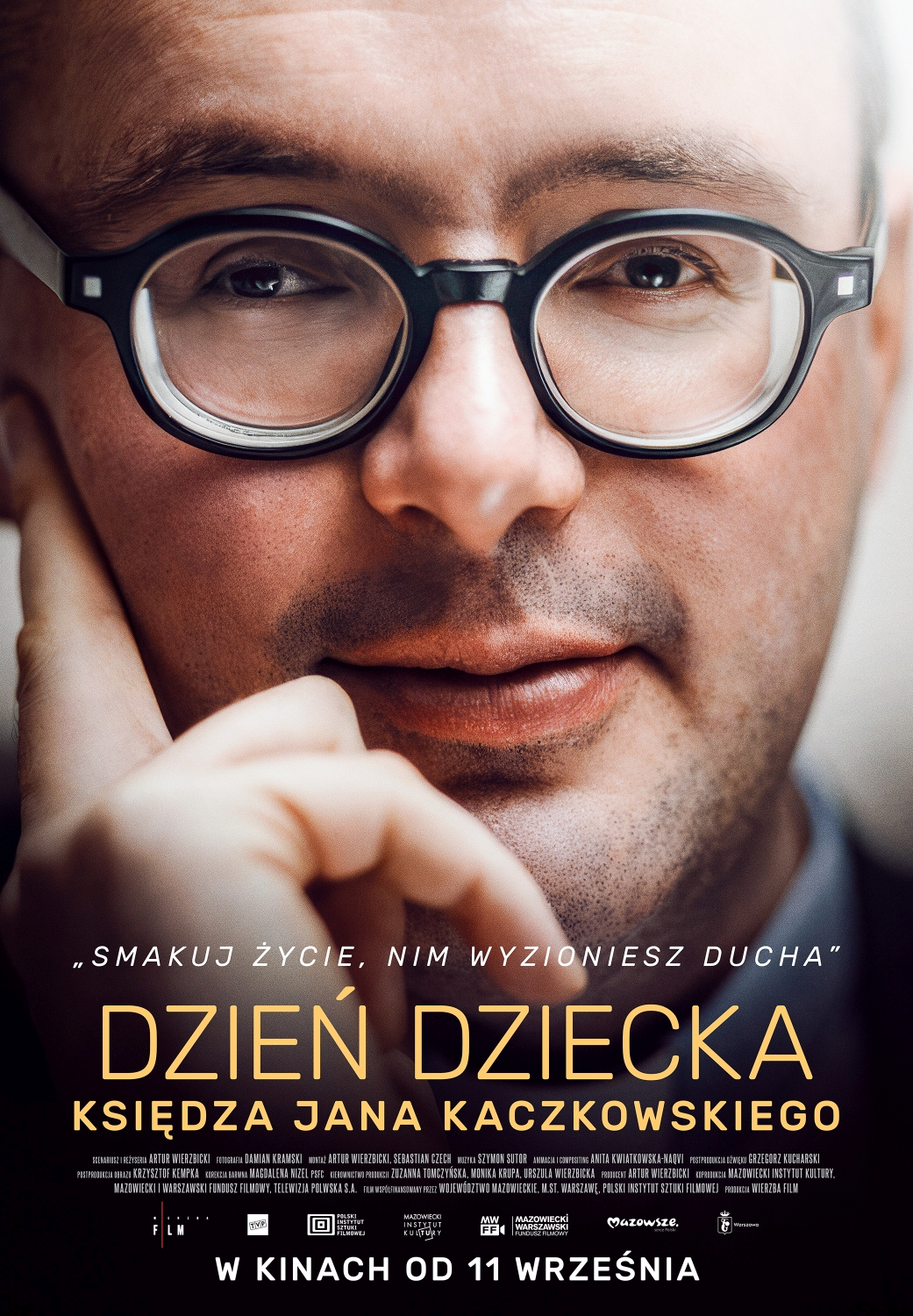 plakat z&nbsp;księdzem na&nbsp;okładce