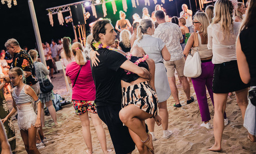 para tańcząca na plaży