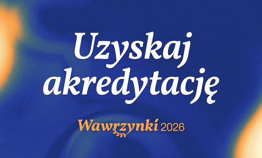 napis "uzyskaj akredytację" na wawrzynkowym tle