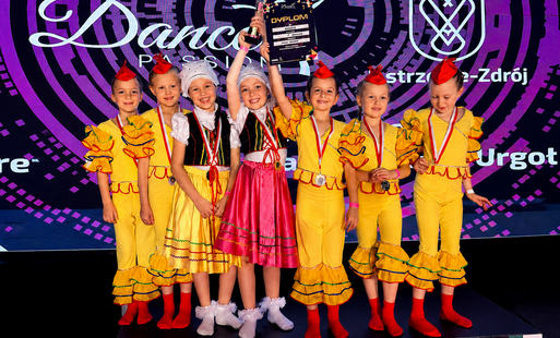jedna z grup Mirażu z pucharem