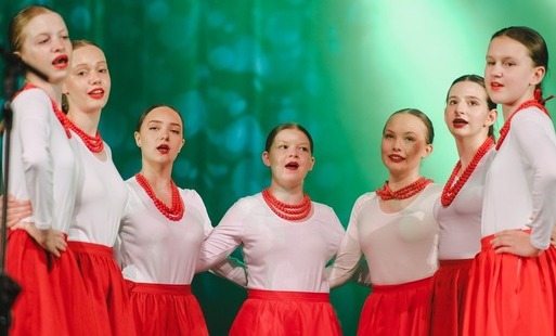 dziewczyny z zespołu na scenie
