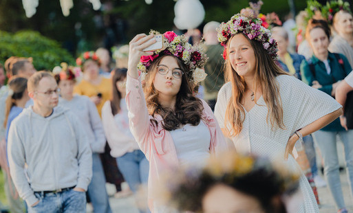 dwie dziewczyny z wiankami na głowie