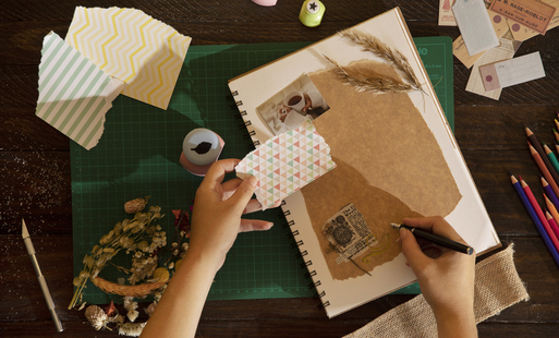 materiały do scrapbookingu na stole