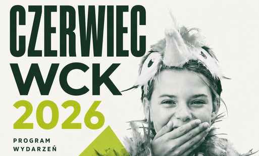 napis czerwiec WCK i dziewczynka przebrana za papugę